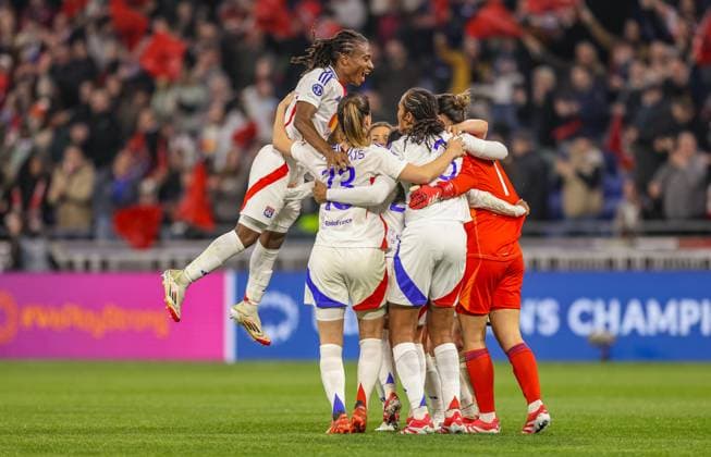 FRA, Lyon, Olympique Lyon vs FC Bayern Munich, WomenÂs Champions League, Football, UEFA, 2024 2025 season, Groupama Stadium, quarter-finals, pictured from left Vanessa Gilles Olympique Lyon 21 celebrates with Christiane Endler Olympique Lyon 1 on reaching the semi-finals DFB DFL REGULATIONS PROHIBIT ANY USE OF PHOTOGRAPHS AS IMAGE SEQUENCES AND OR QUASI VIDEO, 26 03 2025, Copyright: HMBxMedia HendrikxHamelau