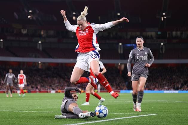 Arsenal gegen Real Madrid Frauen 26. März 2025, London UEFA Women s Champions League Viertelfinale Rückspiel Arsenal gegen Real Madrid Maelle Lakrar von Real Madrid greift Alessia Russo von Arsenal an Foto Jacques Feeney Offside London UK  Copyright: xJacquesxFeeneyx xOffsidexOffside