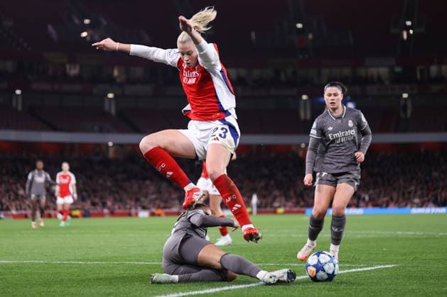 Arsenal gegen Real Madrid Frauen 26. März 2025, London UEFA Women s Champions League Viertelfinale Rückspiel Arsenal gegen Real Madrid Maelle Lakrar von Real Madrid greift Alessia Russo von Arsenal an Foto Jacques Feeney Offside London UK  Copyright: xJacquesxFeeneyx xOffsidexOffside