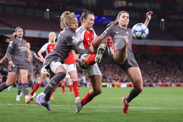 Arsenal gegen Real Madrid Frauen 26. März 2025, London UEFA Women s Champions League Viertelfinale Rückspiel Arsenal gegen Real Madrid L R Olga Carmona von Real Madrid, Caitlin Foord von Arsenal und Signe Bruun von Real Madrid Foto Jacques Feeney Offside London UK  Copyright: xJacquesxFeeneyx xOffsidexOffside