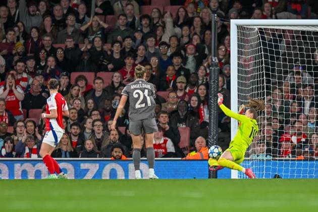 Daphne Van Domselaar of Arsenal Women makes a critical save at end of the first half during the Womens Champions League match between Arsenal Women and Real Madrid Women at the Emirates Stadium, London, England on 26 March 2025. Copyright: xPhilxHutchinsonx 42890012