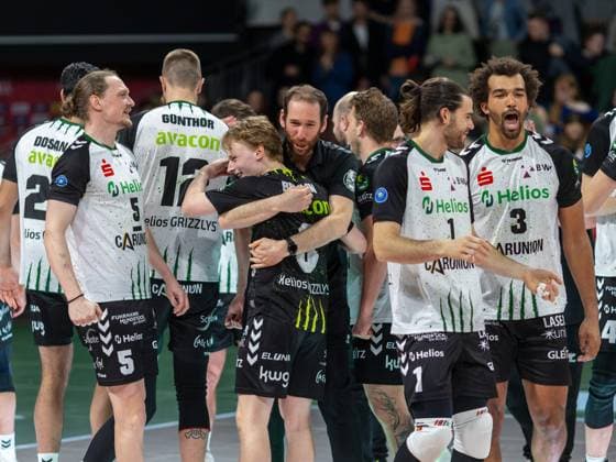 Giesen players and Giesen coach Itamar STEIN celebrate after the end of the game Volleyball, Herrsching Giesen Volleyball Mens Bundesliga, WWK Volleys Herrsching Helios Grizzlys Giesen, Playoff, Season 2024 2025, on 26 03 2025 in Munich, B M W P A R K, Germany Source Copyright Credit Oryk HAIST xVOLLEYBALL-HERRSCHING-GIESENx