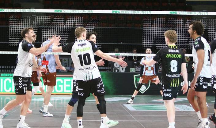 Giesener Freude über Punktgewinn, He Volleyballl, Bundesliga, 2024 25, 26 03 25, playoff quarterfinal, second match, WWK Volleys Herrsching vs Heilios GRIZZLYS Giesen, BMW Park, Munich, Copyright: WolfgangxFehrmann