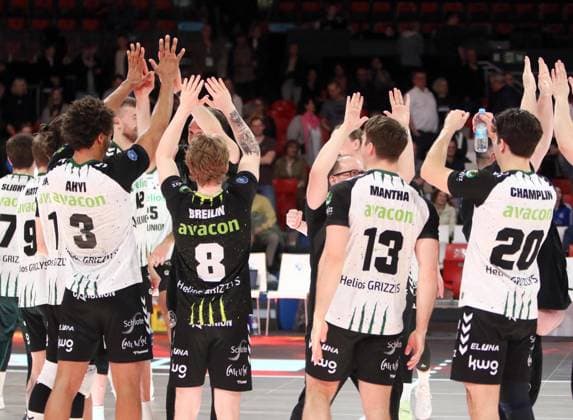 Giesen players cheering after the victory He Volleyballl, Bundesliga, 2024 25, 26 03 25, playoff quarterfinals, second game, WWK Volleys Herrsching vs Heilios GRIZZLYS Giesen, BMW Park, Munich, Copyright: WolfgangxFehrmann