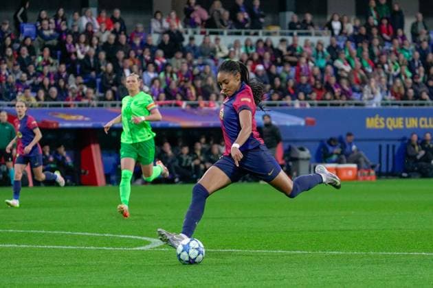 Barcelona, Spain, March 27th 2025 Salma Paralluelo shoots to score first goal the UEFA Women s Champions League match between FC Barcelona, Barca and VfL Wolfsburg at Johan Cruyff Stadium in Barcelona, Spain (Andres Lopez Sheridan SPP) Copyright: xAndresxLopezxSheridanxx xSPPx spp-en-AnLoShSp-ALS_BCN-WLF-13
