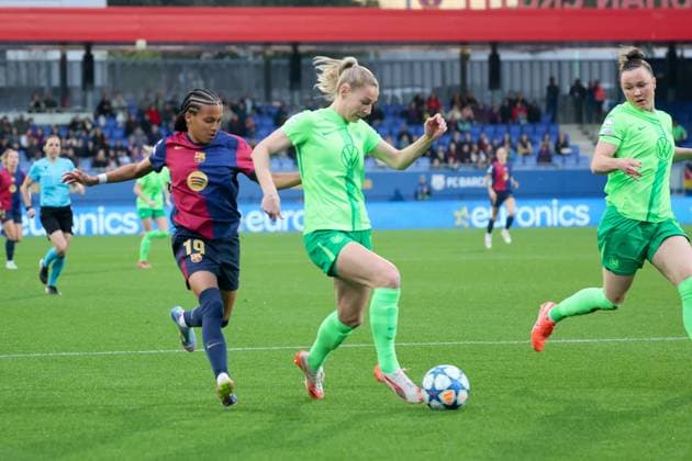Sarai Linder Wolfsburg 39 and Vicky Lopez Barcelona 19 , ESP, FC Barcelona VfL Wolfsburg, Football, Womens Champions League, quarter-finals, second leg, 2024 2025 season, 27 03 2025 ESP, FC Barcelona VfL Wolfsburg, Football, Womens Champions League, quarter-finals, second leg, 2024 2025 season, 27 03 2025 Barcelona Copyright: xEibner-Pressefoto JoergxNiebergax EP_JNL