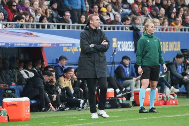 Tommy Stroot, Coach Wolfsburg, ESP, FC Barcelona VfL Wolfsburg, Football, Womens Champions League, quarter-finals, second leg, 2024 2025 season, 27 03 2025 ESP, FC Barcelona VfL Wolfsburg, Football, Womens Champions League, quarter-finals, second leg, 2024 2025 season, 27 03 2025 Barcelona Copyright: xEibner-Pressefoto JoergxNiebergax EP_JNL