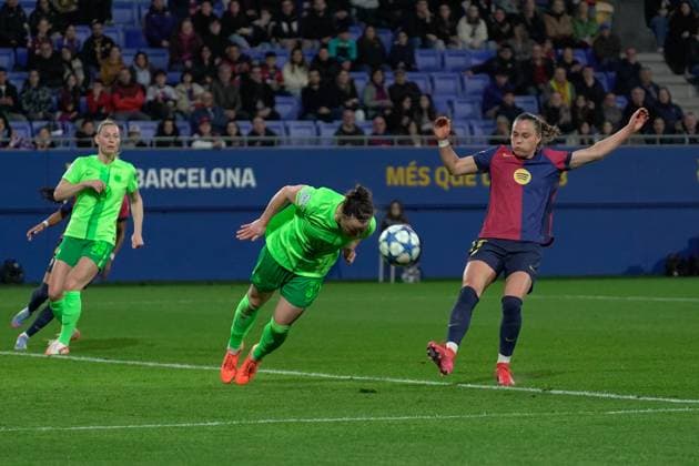 Barcelona, Spain, March 27th 2025 Caitlin Dijkstra deflects the ball during the UEFA Women s Champions League match between FC Barcelona, Barca and VfL Wolfsburg at Johan Cruyff Stadium in Barcelona, Spain (Andres Lopez Sheridan SPP) Copyright: xAndresxLopezxSheridanxx xSPPx spp-en-AnLoShSp-ALS_BCN-WLF-22
