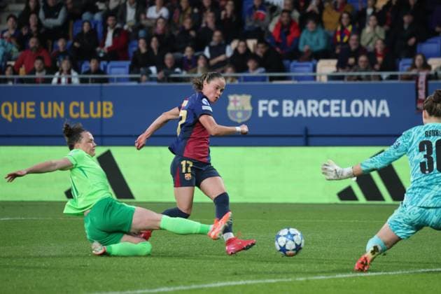 Marina Hegering Wolfsburg 31 and Ewa Pajor Barcelona 17 , ESP, FC Barcelona VfL Wolfsburg, football, womens Champions League, quarter-finals, second leg, 2024 2025 season, 27 03 2025 ESP, FC Barcelona VfL Wolfsburg, football, womens Champions League, quarter-finals, second leg, 2024 2025 season, 27 03 2025 Barcelona Copyright: xEibner-Pressefoto JoergxNiebergax EP_JNL