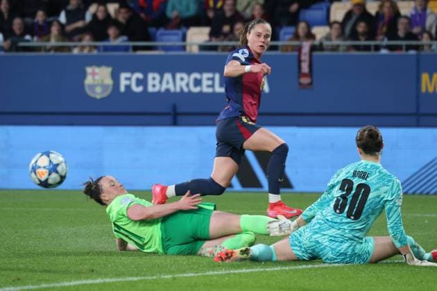 Marina Hegering Wolfsburg 31 and Ewa Pajor Barcelona 17 , ESP, FC Barcelona VfL Wolfsburg, football, womens Champions League, quarter-finals, second leg, 2024 2025 season, 27 03 2025 ESP, FC Barcelona VfL Wolfsburg, football, womens Champions League, quarter-finals, second leg, 2024 2025 season, 27 03 2025 Barcelona Copyright: xEibner-Pressefoto JoergxNiebergax EP_JNL