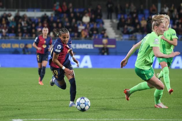 Sarai Linder Wolfsburg 39 and Vicky Lopez Barcelona 19 , ESP, FC Barcelona VfL Wolfsburg, Football, Womens Champions League, quarter-finals, second leg, 2024 2025 season, 27 03 2025 ESP, FC Barcelona VfL Wolfsburg, Football, Womens Champions League, quarter-finals, second leg, 2024 2025 season, 27 03 2025 Barcelona Copyright: xEibner-Pressefoto JoergxNiebergax EP_JNL
