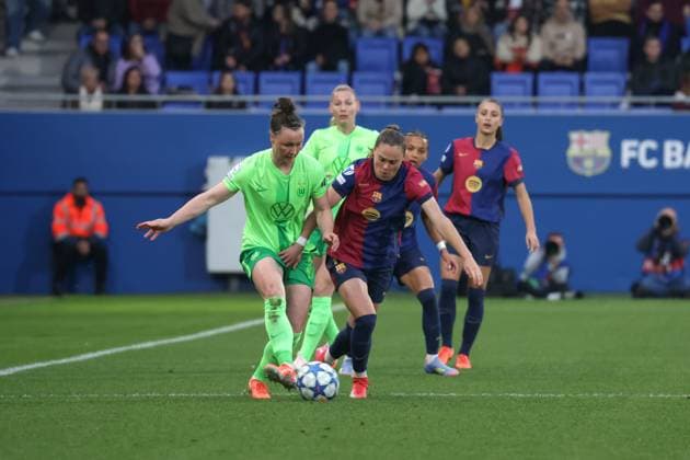 Spain - UEFA Women s Champions League - FC Barcelona, Barca vs VfL Wolfsburg - 27 03 2025 SPAIN, BARCELONA, MARCH 27. Marina Hegering of Wolfsburg duels for the ball with Ewa Pajor of FC Barcelona during the UEFA Women s Champions League quarterfinals second leg match between FC Barcelona and VfL Wolfsburg on March 27, 2024 at Estadi Johan Cruyff in Barcelona, Spain. Photo by Manuel Blondeau AOP.Press Barcelona Estadi Johan Cruyff Catalunya Spain Copyright: x ManuelxBlondeau AOP.Pressx AOP20250327 0004