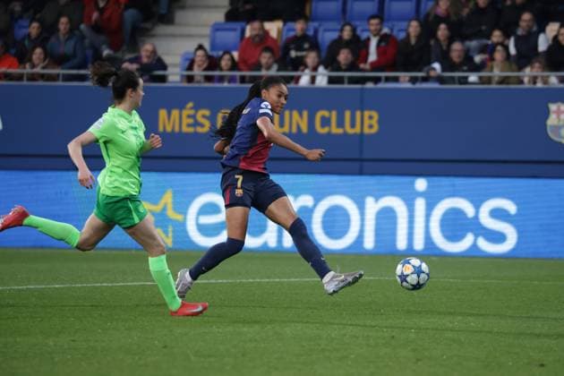Spain - UEFA Women s Champions League - FC Barcelona, Barca vs VfL Wolfsburg - 27 03 2025 SPAIN, BARCELONA, MARCH 27. Salma Paralluelo of FC Barcelona scores his side™s opening goal under pressure from Caitlin Dijkstra of Wolfsburg during the UEFA Women s Champions League quarterfinals second leg match between FC Barcelona and VfL Wolfsburg on March 27, 2024 at Estadi Johan Cruyff in Barcelona, Spain. Photo by Manuel Blondeau AOP.Press Barcelona Estadi Johan Cruyff Catalunya Spain Copyright: x ManuelxBlondeau AOP.Pressx AOP20250327 0005
