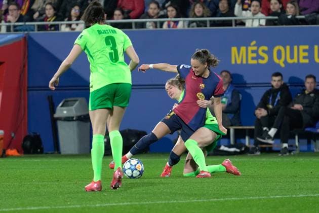 Barcelona, Spain, March 27th 2025 Ewa Pajor fights for a ball during the UEFA Women s Champions League match between FC Barcelona, Barca and VfL Wolfsburg at Johan Cruyff Stadium in Barcelona, Spain (Andres Lopez Sheridan SPP) Copyright: xAndresxLopezxSheridanxx xSPPx spp-en-AnLoShSp-ALS_BCN-WLF-33