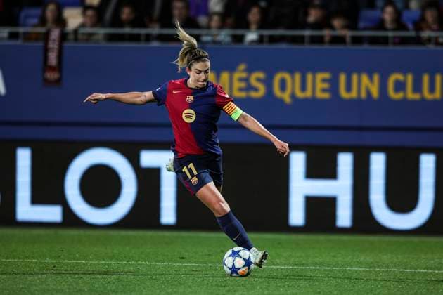 FC Barcelona, Barca Vs Vfl Wolfsburg - Womens UEFA Champions League 2024 25 Quarter - Final Alexia Putellas of FC Barcelona controls the ball during the Women s UEFA Champions League 2024 25 Quarter-final match between FC Barcelona and Vfl Wolfsburg at Johan Cruyff Stadium in Barcelona, Spain, on March 27, 2025. Sant Joan Despi Spain  Copyright: xGongorax originalFilename:bonilla-fcbarcel250327_npCZi.jpg