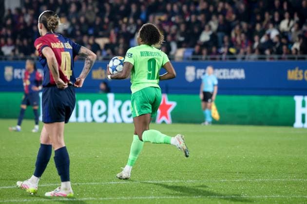 Goal 1 4 for Wolfsburg by Lineth Beerensteyn Wolfsburg 9 , ESP, FC Barcelona VfL Wolfsburg, Football, Womens Champions League, quarter-final, second leg, 2024 2025 season, 27 03 2025 ESP, FC Barcelona VfL Wolfsburg, Football, Womens Champions League, quarter-final, second leg, 2024 2025 season, 27 03 2025 Barcelona Copyright: xEibner-Pressefoto JoergxNiebergax EP_JNL