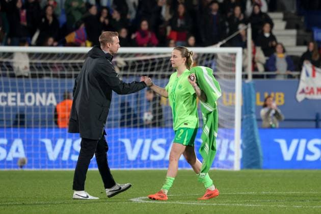 Disappointed Wolfsburg women, coach Tommy Stroot and Lynn Wilms Wolfsburg 2 , ESP, FC Barcelona VfL Wolfsburg, football, Womens Champions League, quarter-finals, second leg, 2024 2025 season, 27 03 2025 ESP, FC Barcelona VfL Wolfsburg, football, Womens Champions League, quarter-finals, second leg, 2024 2025 season, 27 03 2025 Barcelona Copyright: xEibner-Pressefoto JoergxNiebergax EP_JNL