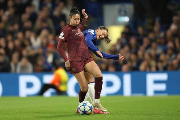 London England, March 27th 2025: Leila Ouahabi of Manchester City receives pressure from Johanna Rytting Kaneryd of Chelsea during the UEFA Women s Champions League match between Chelsea and Manchester City at Stamford Bridge in London, England (Alexander Canillas SPP) Copyright: xAlexanderxCanillas SPPx spp-en-AlCa-9U2A4270