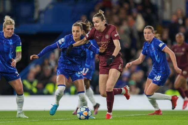 London England, March 27th 2025: Vivianne Miedema of Manchester City receives pressure from Nathalie Bjorn of Chelsea during the UEFA Women s Champions League match between Chelsea and Manchester City at Stamford Bridge in London, England (Alexander Canillas SPP) Copyright: xAlexanderxCanillas SPPx spp-en-AlCa-9U2A4359