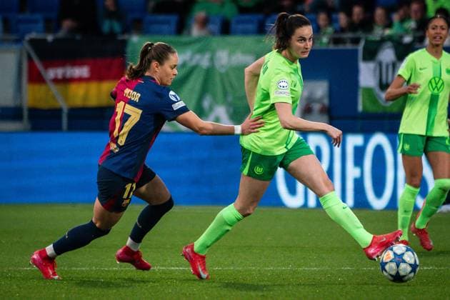 March 27, 2025, Barcelona, Spain, Spain: Ewa PAJOR of Barcelona and Caitlin DIJKSTRA of VfL Wolfsburg during the UEFA Women s Champions League match between FC Barcelona, Barca and Verein fur Leibesubungen Wolfsburg (VfL) at Estadi Johan Cruyff on March 27, 2025 in Barcelona, Spain. Barcelona Spain - ZUMAm308 20250327_zsp_m308_003 Copyright: xMatthieuxMirvillex
