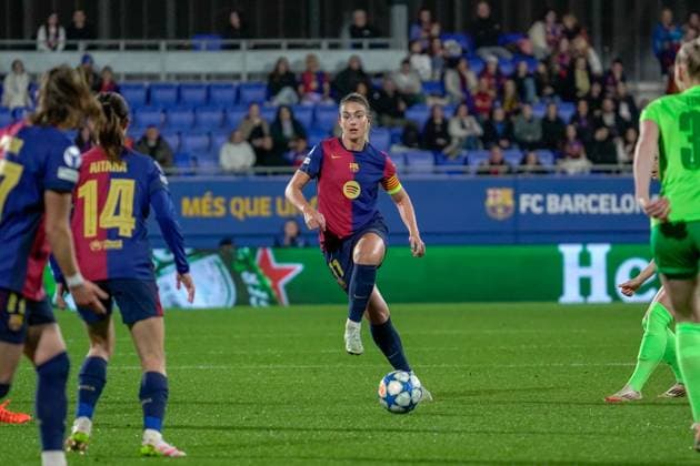 Barcelona, Spain, March 27th 2025 Alexia Putellas passing the ball during the UEFA Women s Champions League match between FC Barcelona, Barca and VfL Wolfsburg at Johan Cruyff Stadium in Barcelona, Spain (Andres Lopez Sheridan SPP) Copyright: xAndresxLopezxSheridanxx xSPPx spp-en-AnLoShSp-ALS_BCN-WLF-52