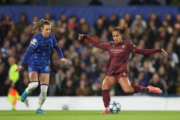 London England, March 27th 2025: Mary Fowler of Manchester City shoots towards the goal while receiving pressure from Nathalie Bjorn of Chelsea during the UEFA Women s Champions League match between Chelsea and Manchester City at Stamford Bridge in London, England (Alexander Canillas SPP) Copyright: xAlexanderxCanillas SPPx spp-en-AlCa-9U2A4655