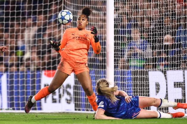 Chelsea gegen Manchester City 27. März 2025, London UEFA Womens Champions League Viertelfinale Rückspiel Chelsea gegen Manchester City Manchester City-Torhüterin Khiara Keating reagiert auf den Ball, der an ihr hochspringt Foto Jacques Feeney Offside London UK  Copyright: xJacquesxFeeneyx xOffsidexOffside