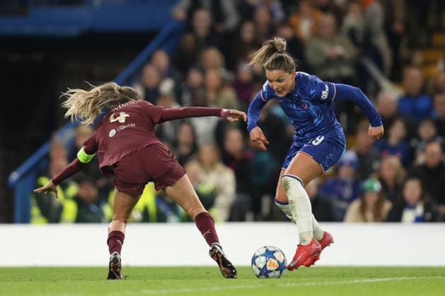 London England, March 27th 2025: Johanna Rytting Kaneryd of Chelsea receives pressure from Laia Aleixandri of Manchester City during the UEFA Women s Champions League match between Chelsea and Manchester City at Stamford Bridge in London, England (Alexander Canillas SPP) Copyright: xAlexanderxCanillas SPPx spp-en-AlCa-9U2A8279