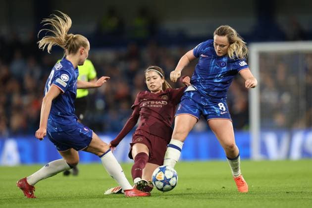 London England, March 27th 2025: Erin Cuthbert of Chelsea receives pressure from Yui Hasegawa of Manchester City during the UEFA Women s Champions League match between Chelsea and Manchester City at Stamford Bridge in London, England (Alexander Canillas SPP) Copyright: xAlexanderxCanillas SPPx spp-en-AlCa-9U2A8328