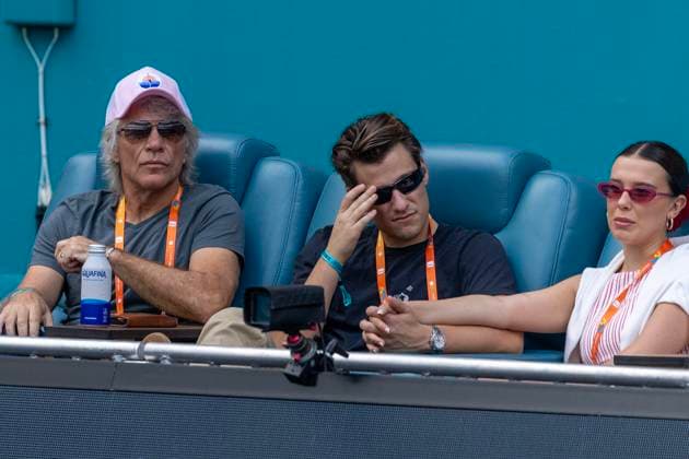 Jon Bon Jovi (L) and his son Jake watch Aryna Sabalenka of Belarus playing against Jasmine Paolini of Italy in the first semifinal match on the stadium court at the Miami Open in the Hard Rock Stadium in Miami Gardens, Florida, on Thursday, March 27, 2025. Sabalenka defeated Paolini 6-2, 6-2.  MIA20250327110 GARYxIxROTHSTEIN