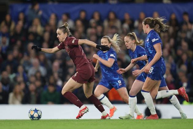 London England, March 27th 2025: Vivianne Miedema of Manchester City receives pressure from Keira Walsh of Chelsea, Wieke Kaptein of Chelsea and Erin Cuthbert of Chelsea during the UEFA Women s Champions League match between Chelsea and Manchester City at Stamford Bridge in London, England (Alexander Canillas SPP) Copyright: xAlexanderxCanillas SPPx spp-en-AlCa-9U2A4343