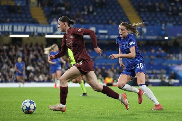 London England, March 27th 2025: Kerstin Casparij of Manchester City receives pressure from Wieke Kaptein of Chelsea during the UEFA Women s Champions League match between Chelsea and Manchester City at Stamford Bridge in London, England (Alexander Canillas SPP) Copyright: xAlexanderxCanillas SPPx spp-en-AlCa-C5V_8162