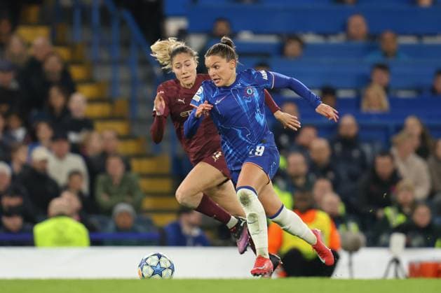 London England, March 27th 2025: Johanna Rytting Kaneryd of Chelsea receives pressure from Laia Aleixandri of Manchester City during the UEFA Women s Champions League match between Chelsea and Manchester City at Stamford Bridge in London, England (Alexander Canillas SPP) Copyright: xAlexanderxCanillas SPPx spp-en-AlCa-9U2A5073