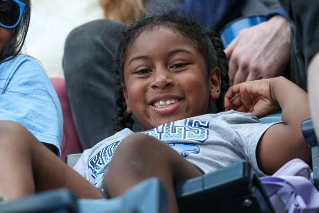 MLB, Baseball Herren, USA 2025: Guardians Vs Royals MAR 27 March 27, 2025: A young Kansas City Royals fan poses for a photo on opening day of an MLB baseball game between the Kansas City Royals and Cleveland Guardians at Kauffman Stadium in Kansas City, MO. David Smith CSM (Credit Image: Â David Smith Cal Media) Kansas City Mo United States of America EDITORIAL USE ONLY Copyright: xx ZUMA-20250327_zma_c04_329.jpg DavidxSmithx csmphotothree369292
