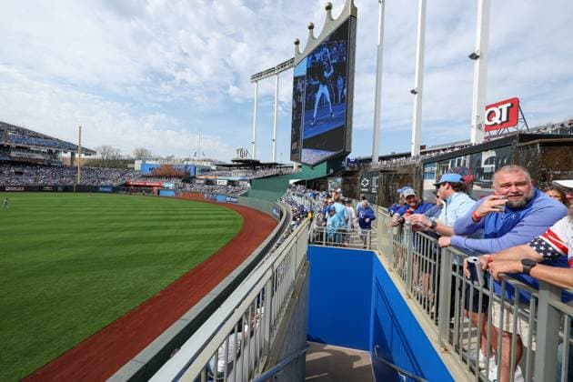 MLB, Baseball Herren, USA 2025: Guardians Vs Royals MAR 27 March 27, 2025: A sold out crowd watches on opening day of an MLB baseball game between the Kansas City Royals and Cleveland Guardians at Kauffman Stadium in Kansas City, MO. David Smith CSM (Credit Image: Â David Smith Cal Media) Kansas City Mo United States of America EDITORIAL USE ONLY Copyright: xx ZUMA-20250327_zma_c04_323.jpg DavidxSmithx csmphotothree369298
