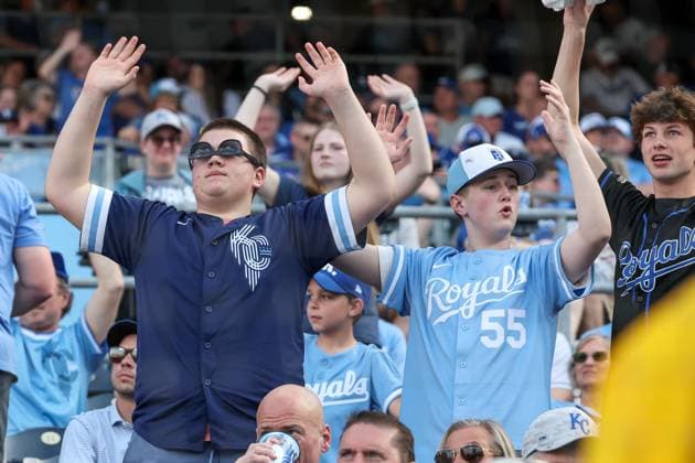 MLB, Baseball Herren, USA 2025: Guardians Vs Royals MAR 27 March 27, 2025: Young Kansas City Royals fans stand during the tenth inning on opening day of an MLB baseball game against the Cleveland Guardians at Kauffman Stadium in Kansas City, MO. David Smith CSM (Credit Image: Â David Smith Cal Media) Kansas City Mo United States of America EDITORIAL USE ONLY Copyright: xx ZUMA-20250327_zma_c04_339.jpg DavidxSmithx csmphotothree369308