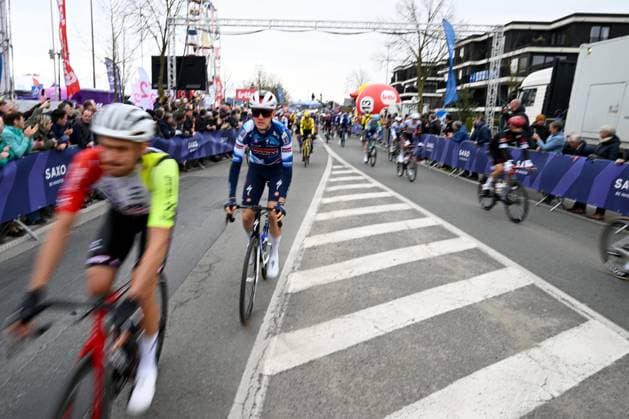 E3 Saxo Classic 2025 Cycling Race Harelbeke, Belgium - March 28 : Illustration picture showing the start of the Men Elite UCI World Tour 68th E3 Saxo Classic cycling race of 208 kms with start in Harelbeke and finish in Harelbeke on March 28, 2025 in Harelbeke, Belgium, 28 03 2025 ( Motordriver Kenny Verfaillie - Harelbeke Belgium  Copyright: xVincentxKalutx