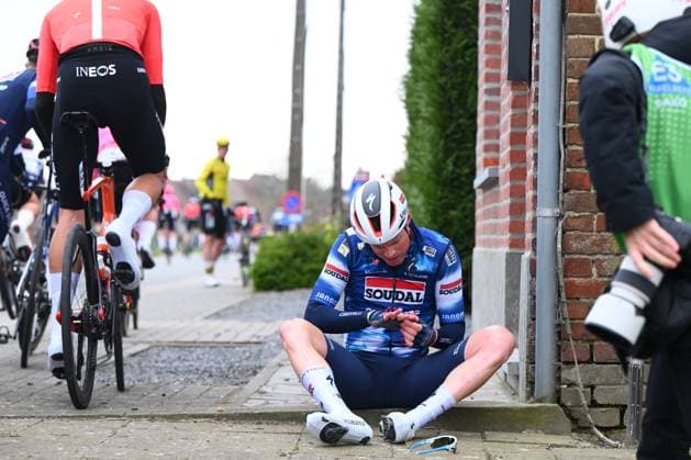 Sport Bilder des Tages E3 Saxo Classic 2025 Cycling Race Harelbeke, Belgium - March 28 : Crash of Van Gestel Dries (BEL) of Soudal Quick-Step during the Men Elite UCI World Tour 68th E3 Saxo Classic cycling race of 208 kms with start in Harelbeke and finish in Harelbeke on March 28, 2025 in Harelbeke, Belgium, 28 03 2025 ( Motordriver Kenny Verfaillie - Harelbeke Belgium  Copyright: xVincentxKalutx