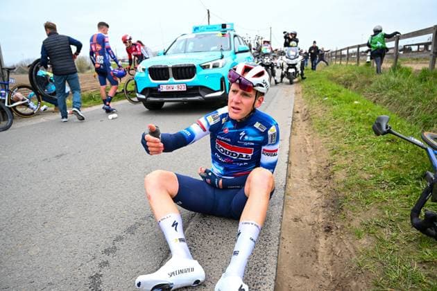 E3 Saxo Classic 2025 Cycling Race Harelbeke, Belgium - March 28 : Crash of Van Gestel Dries (BEL) of Soudal Quick-Step during the Men Elite UCI World Tour 68th E3 Saxo Classic cycling race of 208 kms with start in Harelbeke and finish in Harelbeke on March 28, 2025 in Harelbeke, Belgium, 28 03 2025 ( Motordriver Kenny Verfaillie - Harelbeke Belgium  Copyright: xVincentxKalutx