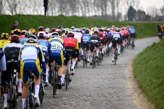 E3 Saxo Classic 2025 Cycling Race Harelbeke, Belgium - March 28 : Illustration picture of the peloton on the cobblestones during the Men Elite UCI World Tour 68th E3 Saxo Classic cycling race of 208 kms with start in Harelbeke and finish in Harelbeke on March 28, 2025 in Harelbeke, Belgium, 28 03 2025 ( Motordriver Kenny Verfaillie - Harelbeke Belgium  Copyright: xVincentxKalutx