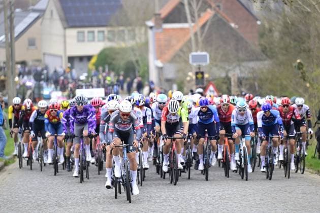 The chasing peleton pictured on the Holleweg during the E3 Saxo Bank Classic one day cycling race, 208,8 km from and to Harelbeke, on Friday 28 March 2025. DIRKxWAEM  x116498504x