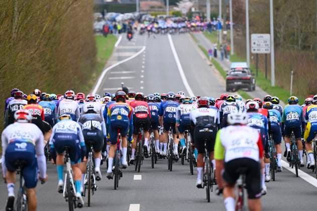 E3 Saxo Classic 2025 Cycling Race Harelbeke, Belgium - March 28 : Illustration picture of the peloton during the Men Elite UCI World Tour 68th E3 Saxo Classic cycling race of 208 kms with start in Harelbeke and finish in Harelbeke on March 28, 2025 in Harelbeke, Belgium, 28 03 2025 ( Motordriver Kenny Verfaillie - Harelbeke Belgium  Copyright: xVincentxKalutx