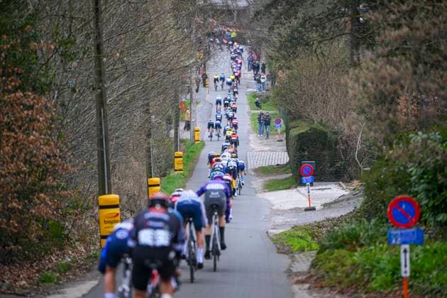 E3 Saxo Classic 2025 Cycling Race Harelbeke, Belgium - March 28 : Illustration picture of the peloton during the Men Elite UCI World Tour 68th E3 Saxo Classic cycling race of 208 kms with start in Harelbeke and finish in Harelbeke on March 28, 2025 in Harelbeke, Belgium, 28 03 2025 ( Motordriver Kenny Verfaillie - Harelbeke Belgium  Copyright: xVincentxKalutx