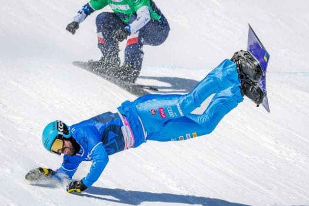 Bilder des Jahres 2025, Sport 03 März Sport Themen der Woche KW13 Sport Bilder des Tages FREE STYLE, SNOWBOARD - FIS SX and SB WC Engadin 2025 SANKT MORITZ,SWITZERLAND,28.MAR.25 - SNOWBOARD - FIS Freestyle Ski and Snowboard World Championships, Snowboard Cross, ladies, men. Image shows Lorenzo Sommariva (ITA). Keywords: crash.  GEPAxpictures xMatthiasxTrinkl