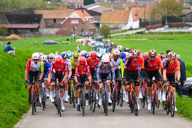E3 Saxo Classic 2025 Cycling Race Harelbeke, Belgium - March 28 : Illustration picture of the peloton during the Men Elite UCI World Tour 68th E3 Saxo Classic cycling race of 208 kms with start in Harelbeke and finish in Harelbeke on March 28, 2025 in Harelbeke, Belgium, 28 03 2025 ( Motordriver Kenny Verfaillie - Harelbeke Belgium  Copyright: xVincentxKalutx