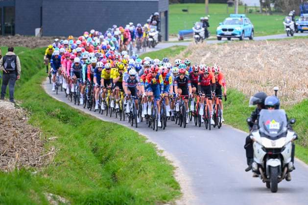 E3 Saxo Classic 2025 Cycling Race Harelbeke, Belgium - March 28 : Illustration picture of the peloton during the Men Elite UCI World Tour 68th E3 Saxo Classic cycling race of 208 kms with start in Harelbeke and finish in Harelbeke on March 28, 2025 in Harelbeke, Belgium, 28 03 2025 ( Motordriver Kenny Verfaillie - Harelbeke Belgium  Copyright: xVincentxKalutx