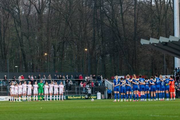 Google Pixel Frauen Bundesliga, 1 FC Köln FC Carl Zeiss Jena 28 03 2025 Memorial minute in honor of Doris Fitschen Google Pixel Frauen Bundesliga, 1 FC Köln FC Carl Zeiss Jena, Köln, Franz Kremer Stadion am 28 03 2025 DFB REGULATIONS PROHIBIT ANY USE OF PHOTOGRAPHS AS IMAGE SEQUENCES AND OR QUASI VIDEO Copyright: xBEAUTIFULxSPORTS Wunderlx