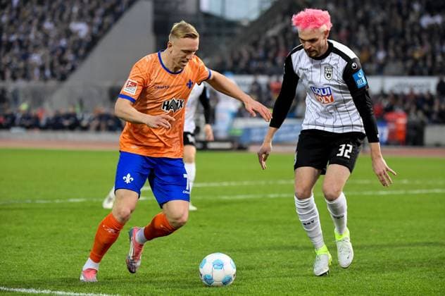 28 03 2025, xemx, Fußball 2 Bundesliga, SSV Ulm 1846 SV Darmstadt 98 v l Isac Lidberg SV Darmstadt 98 , Philipp Strompf SSV Ulm 1846 Zweikampf, Aktion, action, battle for the ball DFL DFB REGULATIONS PROHIBIT ANY USE OF PHOTOGRAPHS as IMAGE SEQUENCES and or QUASI VIDEO Ulm