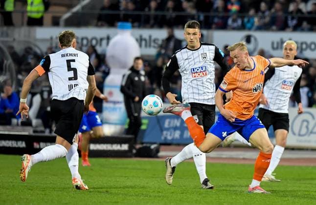 28 03 2025, xemx, Fußball 2 Bundesliga, SSV Ulm 1846 SV Darmstadt 98 v l Johannes Reichert SSV Ulm 1846 , Tom Gaal SSV Ulm 1846 , Isac Lidberg SV Darmstadt 98 Zweikampf, Aktion, action, battle for the ball DFL DFB REGULATIONS PROHIBIT ANY USE OF PHOTOGRAPHS as IMAGE SEQUENCES and or QUASI VIDEO Ulm