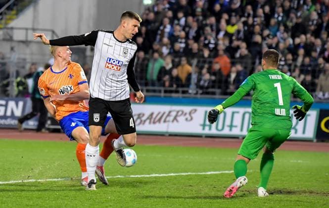 28 03 2025, xemx, Fußball 2 Bundesliga, SSV Ulm 1846 SV Darmstadt 98 v l Isac Lidberg SV Darmstadt 98 , Tom Gaal SSV Ulm 1846 , Niclas Thiede SSV Ulm 1846 Zweikampf, Aktion, action, battle for the ball DFL DFB REGULATIONS PROHIBIT ANY USE OF PHOTOGRAPHS as IMAGE SEQUENCES and or QUASI VIDEO Ulm